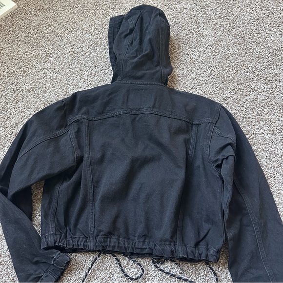 Levi’s Cropped Denim Jacket - Picture 2 of 3